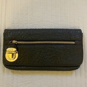 Steve Madden Wallet Women's Black Faux Alligator/Snake Skin Push Lock Zip